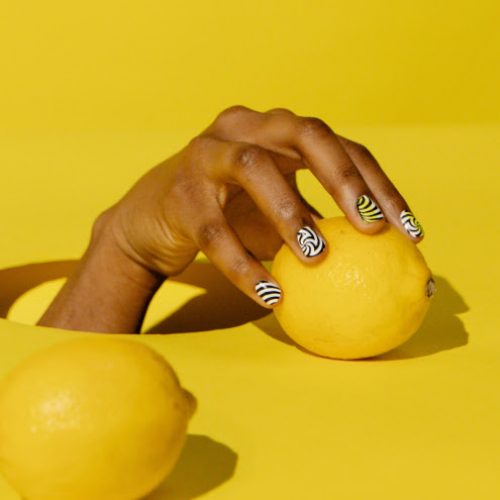 62_nails-hand_lemon.jpg